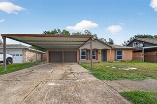 2609 Raspberry Ln in Pasadena, TX - Building Photo