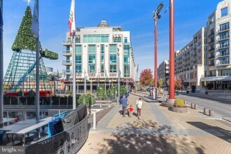 147 Waterfront St, Unit 402 in Oxon Hill, MD - Foto de edificio - Building Photo