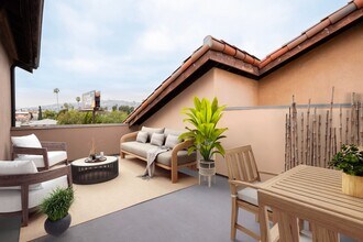 1342 N Highland Ave in Los Angeles, CA - Foto de edificio - Building Photo