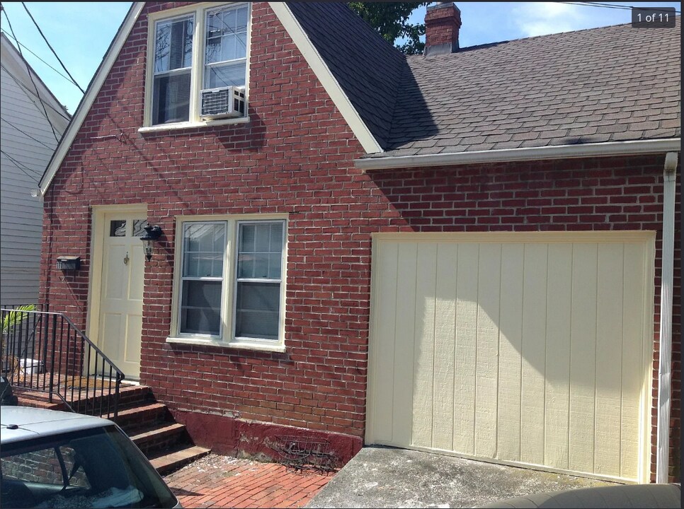 111 E Monmouth St, Unit Downstairs Unit in Winchester, VA - Building Photo