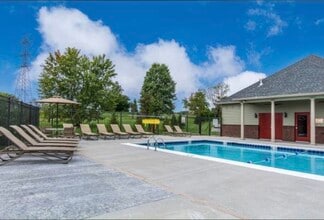 708 Academy Dr, Unit Apt 16 in New Albany, IN - Foto de edificio - Building Photo