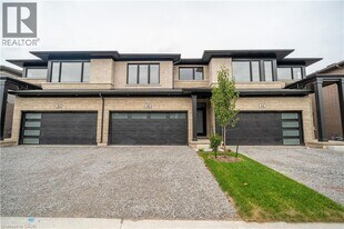 4552 Portage Rd in Niagara Falls, ON - Building Photo