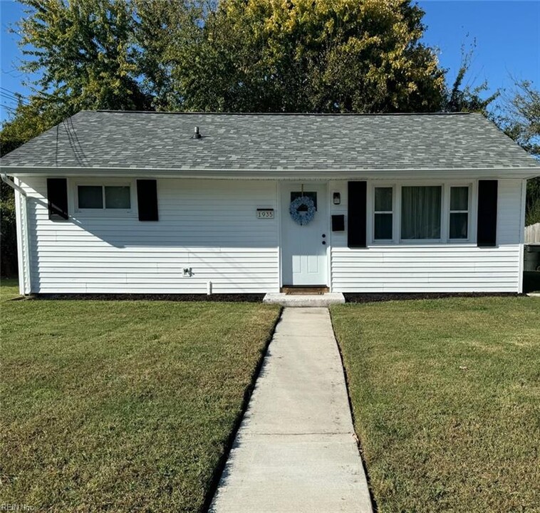 1935 Rawood Dr in Hampton, VA - Building Photo