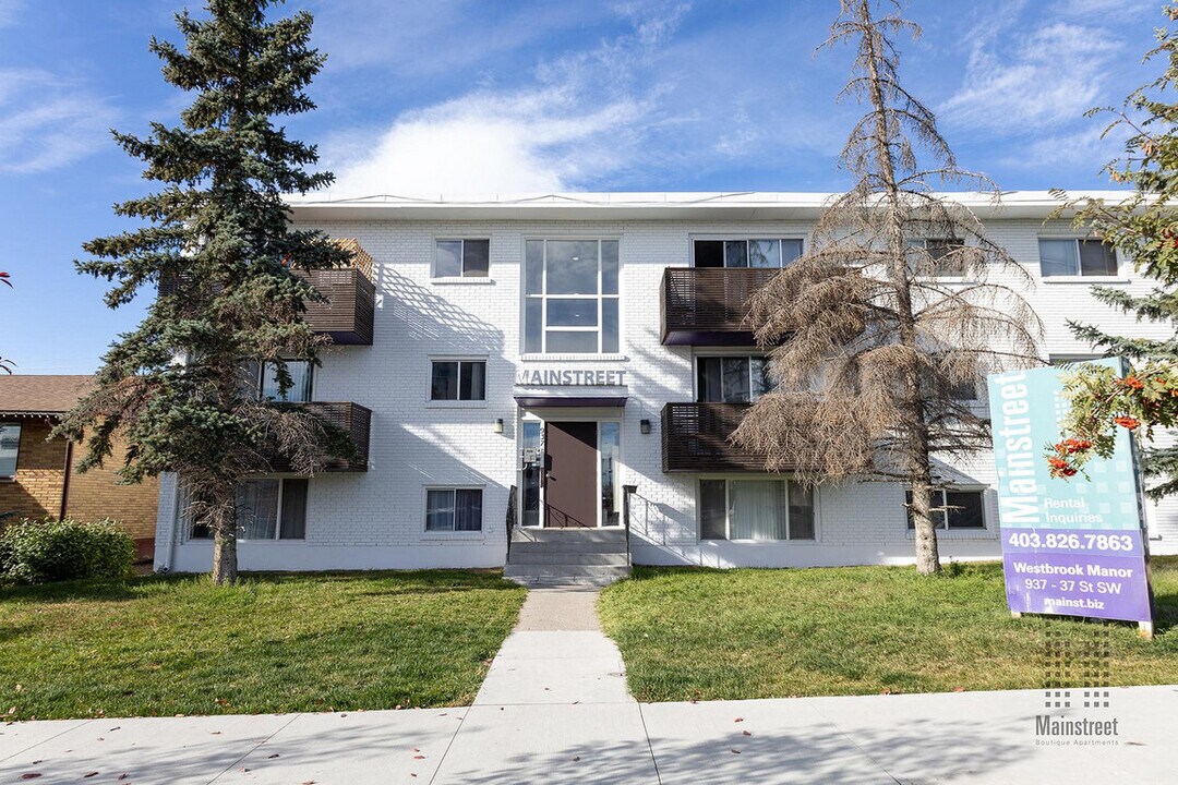 Westbrook Manor in Calgary, AB - Building Photo