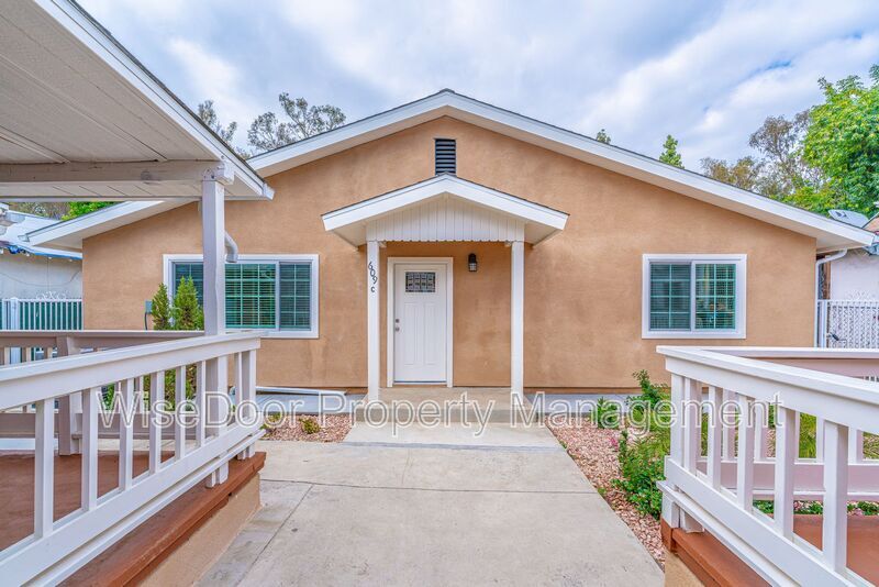 609 W 4th Ave in La Habra, CA - Foto de edificio