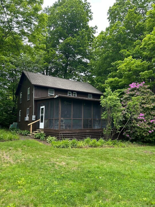 300 Bantam Lake Rd in Morris, CT - Building Photo