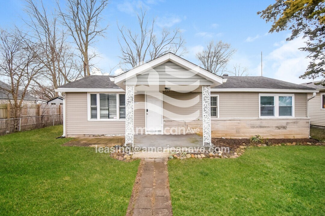 1227 E 4th St in Greenfield, IN - Building Photo