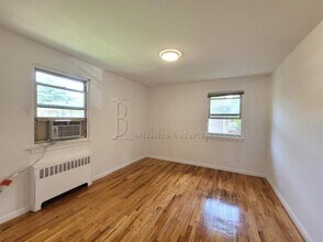 82-75 268th St in Glen Oaks, NY - Building Photo - Building Photo