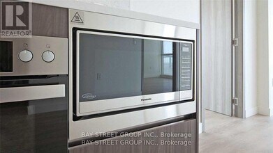 85-2585 McMahon Dr in Toronto, ON - Building Photo - Building Photo