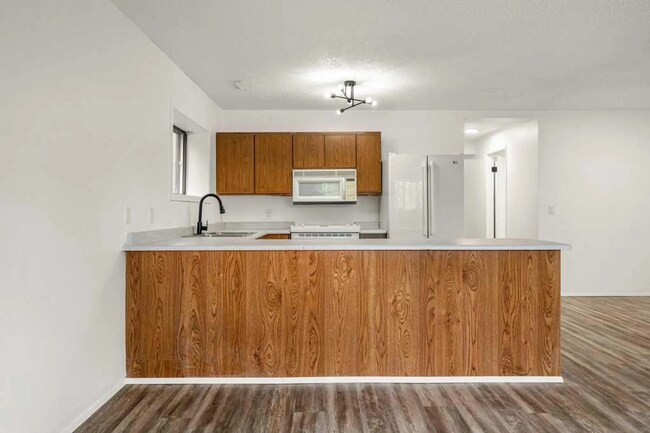 property at 1004 McKinnon Dr NE