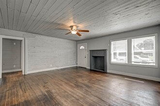 1018 W Sealy St in Alvin, TX - Building Photo - Building Photo