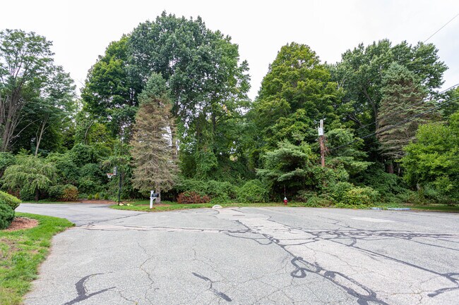 582 Blue Hill Ave in Milton, MA - Foto de edificio - Building Photo