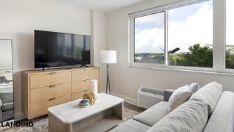 305 Dr. M.L.K. Jr St S, Unit 435 in St. Petersburg, FL - Building Photo