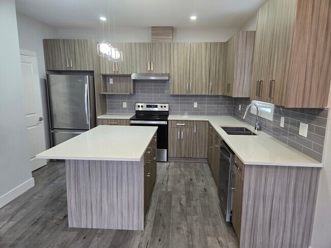 834 Cadder Ave in Kelowna, BC - Building Photo - Building Photo