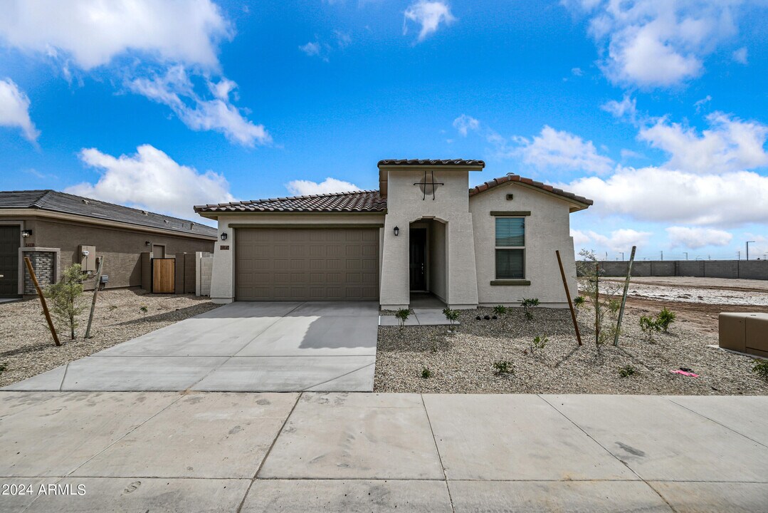 24139 W Hess Ave in Buckeye, AZ - Building Photo