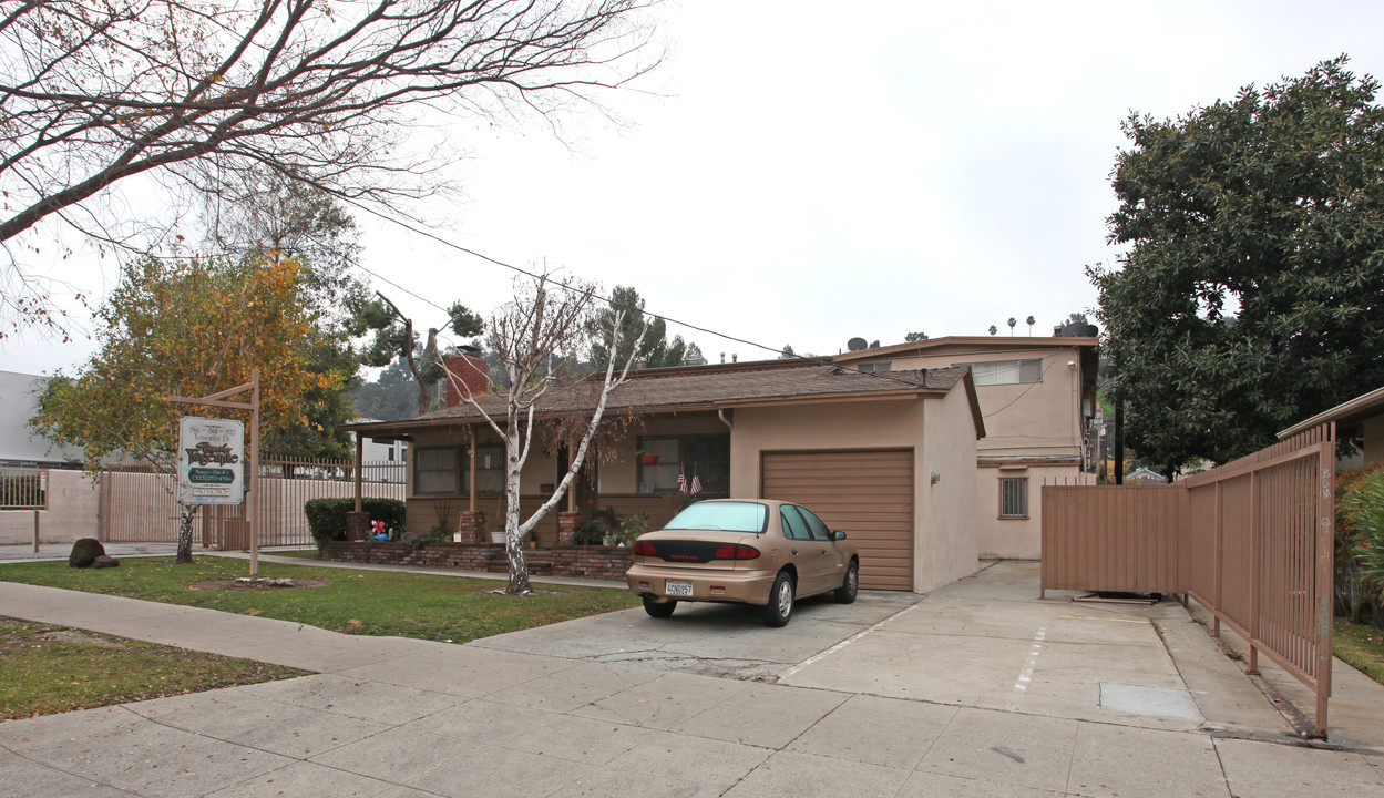 1566 Yosemite Dr in Los Angeles, CA - Building Photo