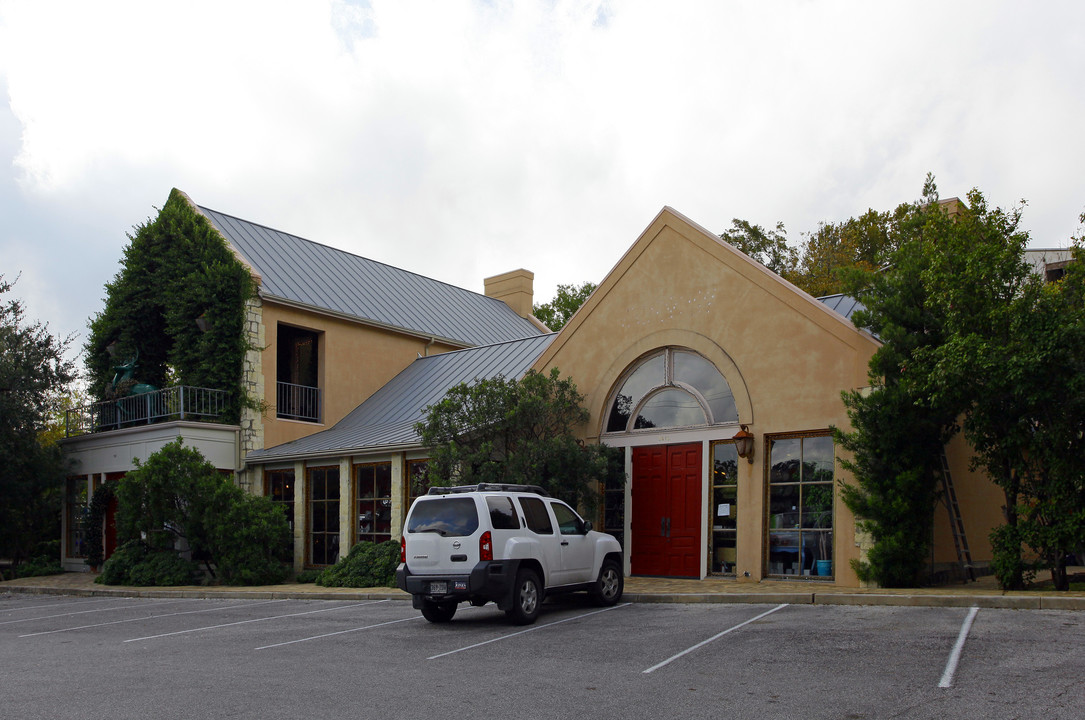 5607-5615 Broadway St in San Antonio, TX - Building Photo