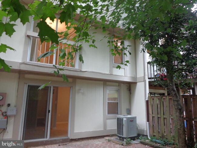 5565 Peppercorn Dr in Burke, VA - Foto de edificio - Building Photo