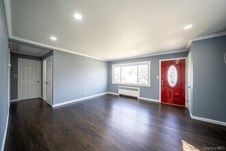 2 Ferndale Dr in Hicksville, NY - Foto de edificio - Building Photo
