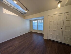 8560 Park Ln in Dallas, TX - Foto de edificio - Building Photo