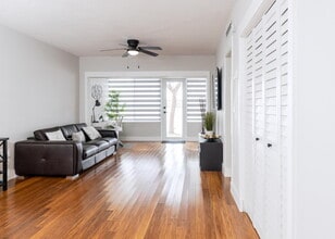 270 NE 191st St in Miami, FL - Building Photo - Building Photo