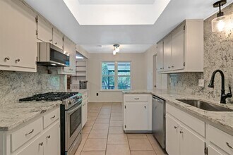 2624 Barton Hills Dr in Austin, TX - Foto de edificio - Building Photo