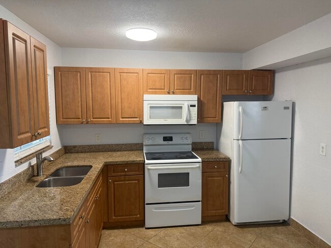 221 10th St in Lake Park, FL - Building Photo - Building Photo
