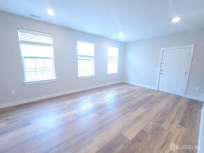 520 Lasko Ln in Sayreville, NJ - Foto de edificio - Building Photo