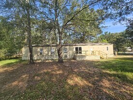 612 Cherokee Ln in Onalaska, TX - Building Photo