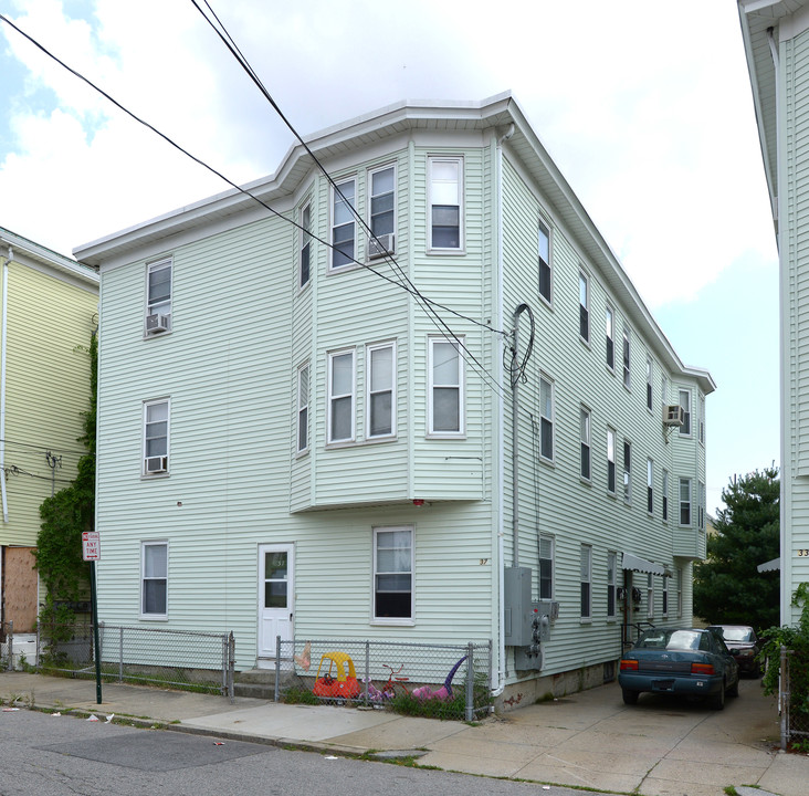 37 Marietta St in Providence, RI - Building Photo