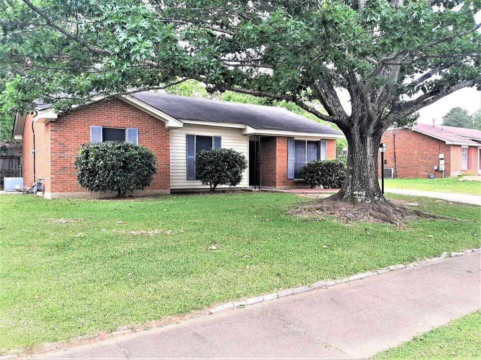 3825 Woodbury Ct in Montgomery, AL - Building Photo