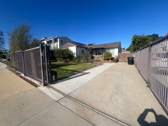 1518 S Carmelina Ave, Unit Front house in Los Angeles, CA - Building Photo - Building Photo