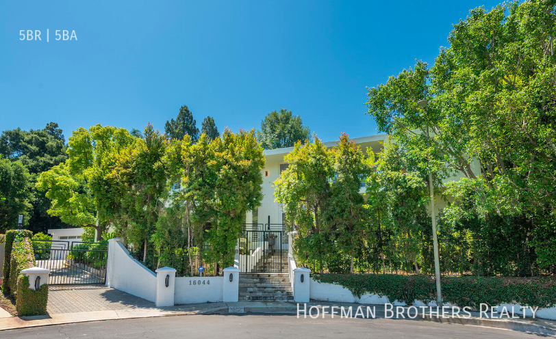 16042 Royal Mt Dr in Los Angeles, CA - Foto de edificio