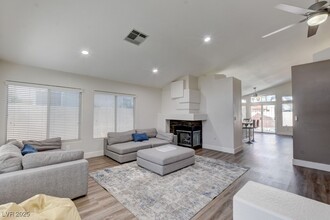 9204 Sapphire Point Ave in Las Vegas, NV - Foto de edificio - Building Photo