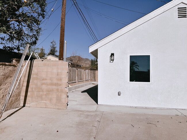 313 E 11th St in Azusa, CA - Foto de edificio - Building Photo