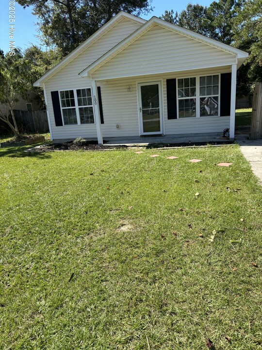 100 Ashbury Park Ln in Richlands, NC - Building Photo