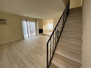 1536 S Bundy Dr, Unit 107 in Los Angeles, CA - Foto de edificio - Building Photo