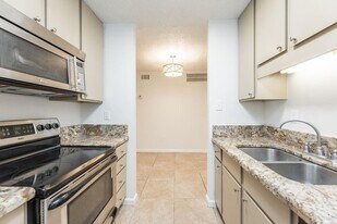 10051 Westpark Dr in Houston, TX - Building Photo