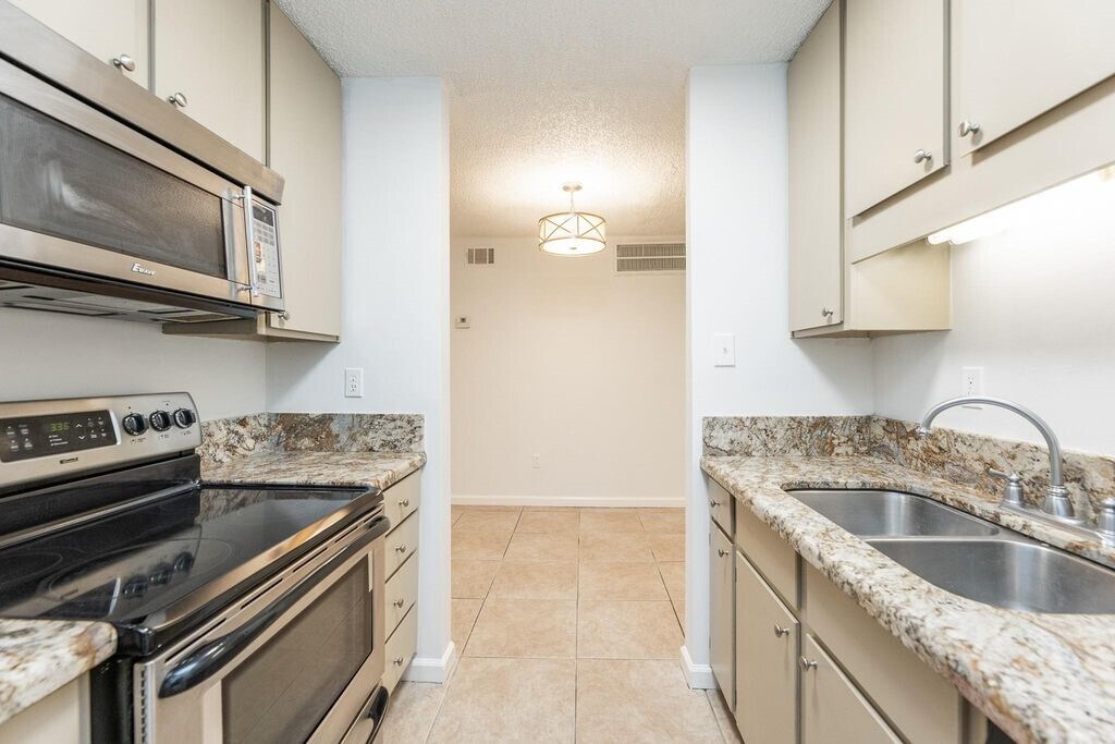 10051 Westpark Dr in Houston, TX - Building Photo