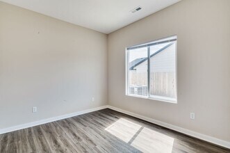 909 N Blaine St in Newton, KS - Building Photo - Building Photo