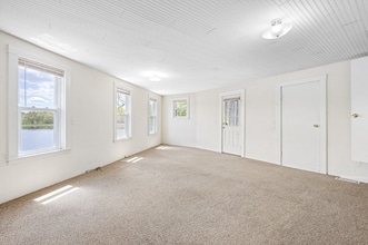 98 Linwood St in Uxbridge, MA - Foto de edificio - Building Photo