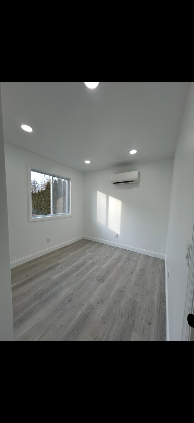 343 Town Line Rd in East Northport, NY - Building Photo - Building Photo