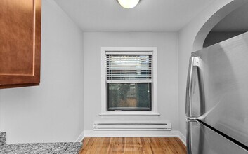 556 W Arlington Pl, Unit 212 in Chicago, IL - Building Photo - Building Photo