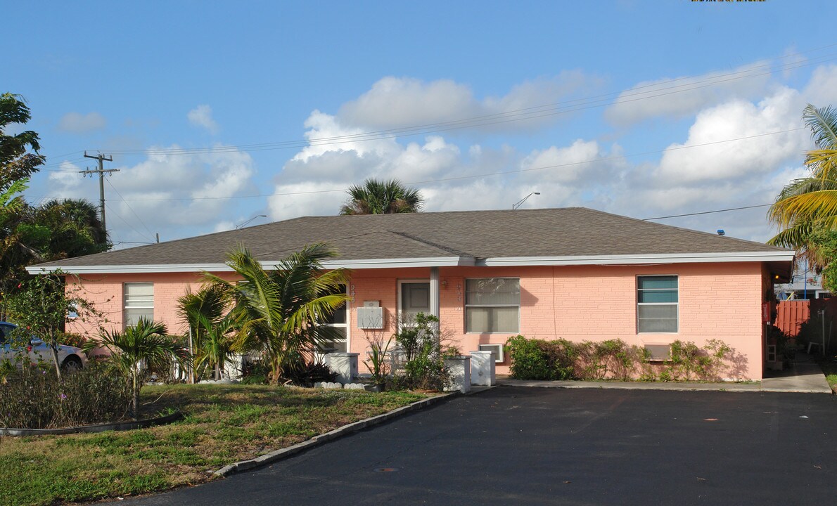 943-945 SE 22nd Ave in Pompano Beach, FL - Building Photo