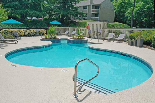 HAMPTONS AT COUNTRY PARK in Greensboro, NC - Foto de edificio - Building Photo