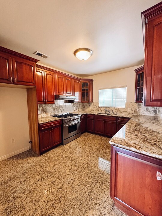 10911 Hesby St in Los Angeles, CA - Building Photo