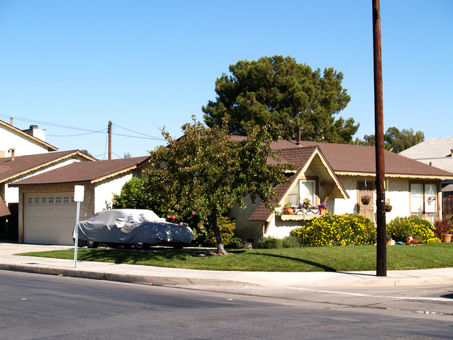 4241 Green Ave in Los Alamitos, CA - Foto de edificio - Building Photo