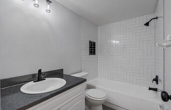 Splendid unit near the beach in St Pete Beach, FL - Building Photo - Building Photo