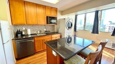 818 S King St in Honolulu, HI - Building Photo - Building Photo
