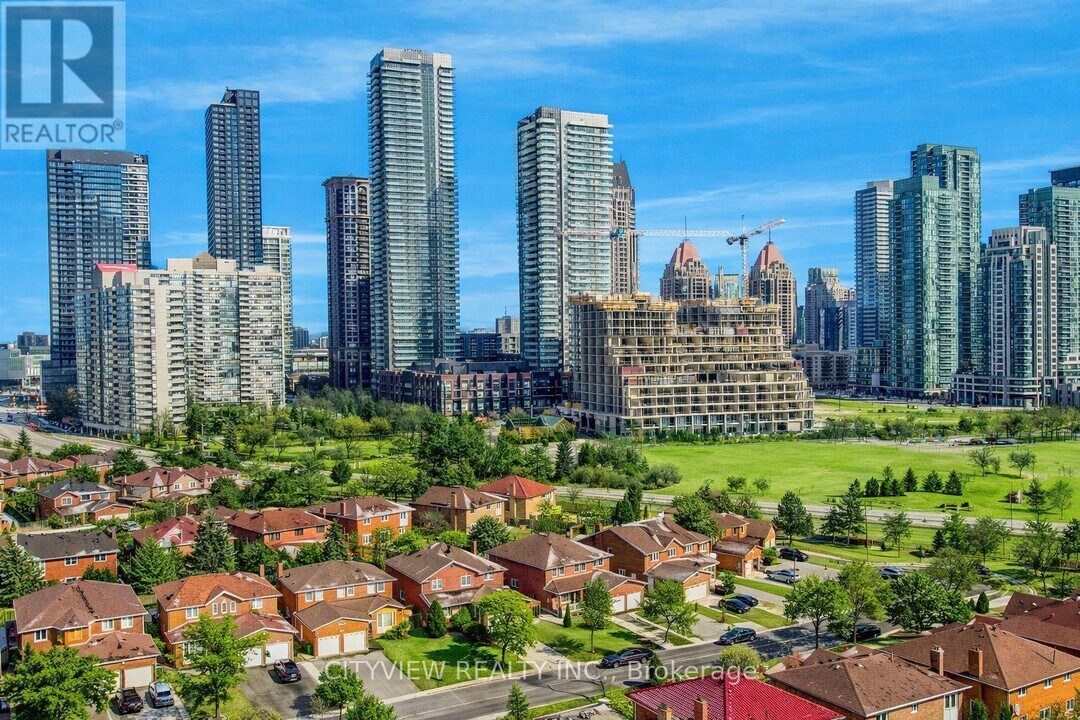 4130 Parkside Village Dr in Mississauga, ON - Building Photo